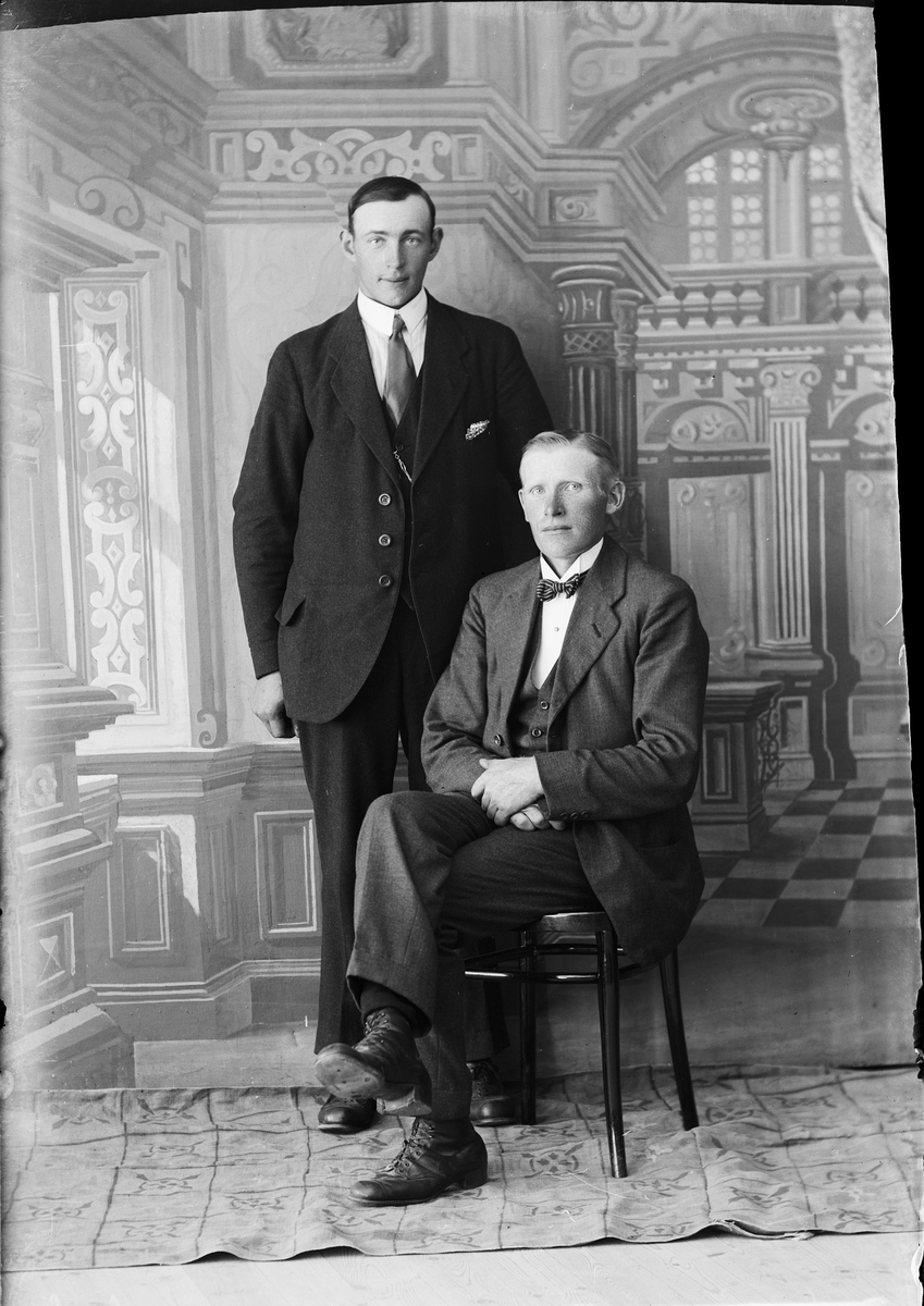Skötsner-Edhlund, Ateljéporträtt - en man tillsammans med Karl Sandström från Sandika, Harg socken, Uppland 1921