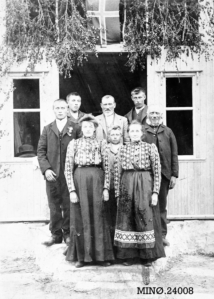 Peder J. Bredalslien, Familiebilde - tatt i bryllupet til John og Mina Bakken.