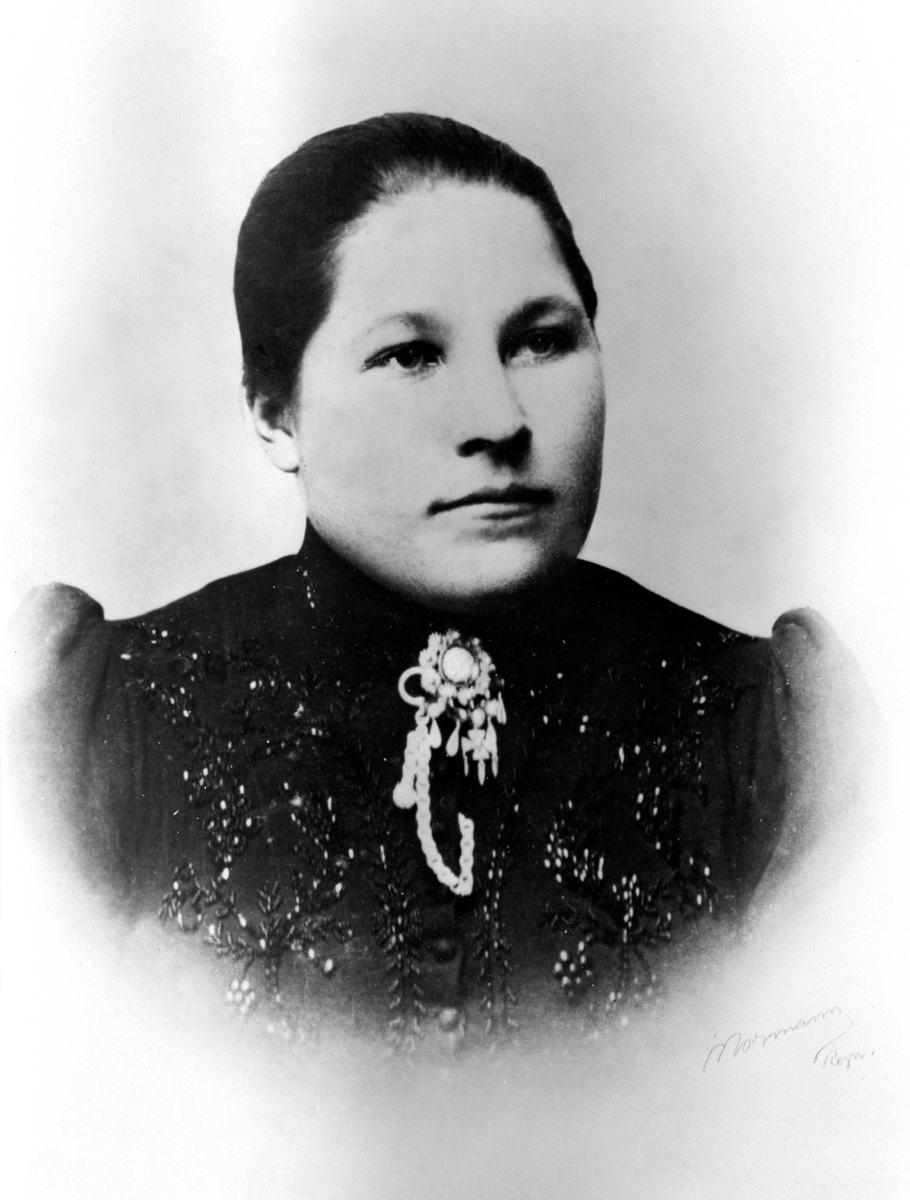 Anno Domkirkeodden, PORTRETT: BERTE JOHANSDATTER FØDT: KOLBUHOLEN 1872, STENBERG
