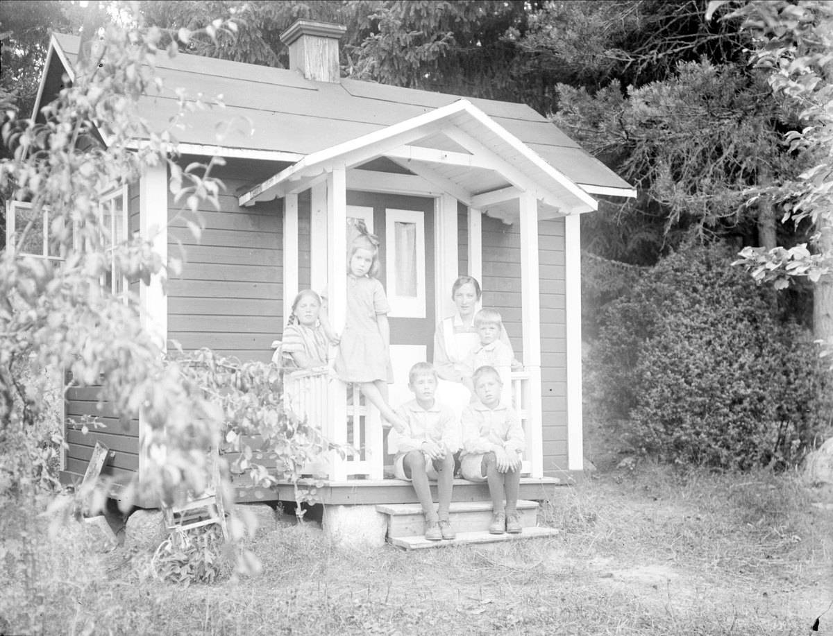 Ossian Wallin, Anna och Carl Z Haeggströms barn, sannolikt vid sommarhuset i Marielund, Funbo socken, Uppland. 1920-talets mitt.