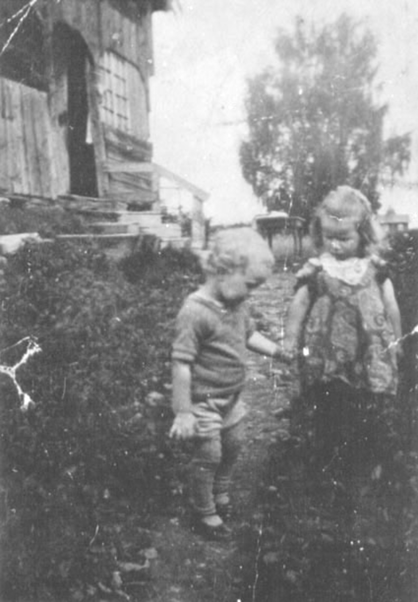 Anno Domkirkeodden, GRUPPE: 2 BARN, FRA VENSTRE: LEIF THORSHAUG, LEIF, THORSHAUG, RUTH GIFT ØDEGAARD, ELTONBAKKEN, OTTESTAD,