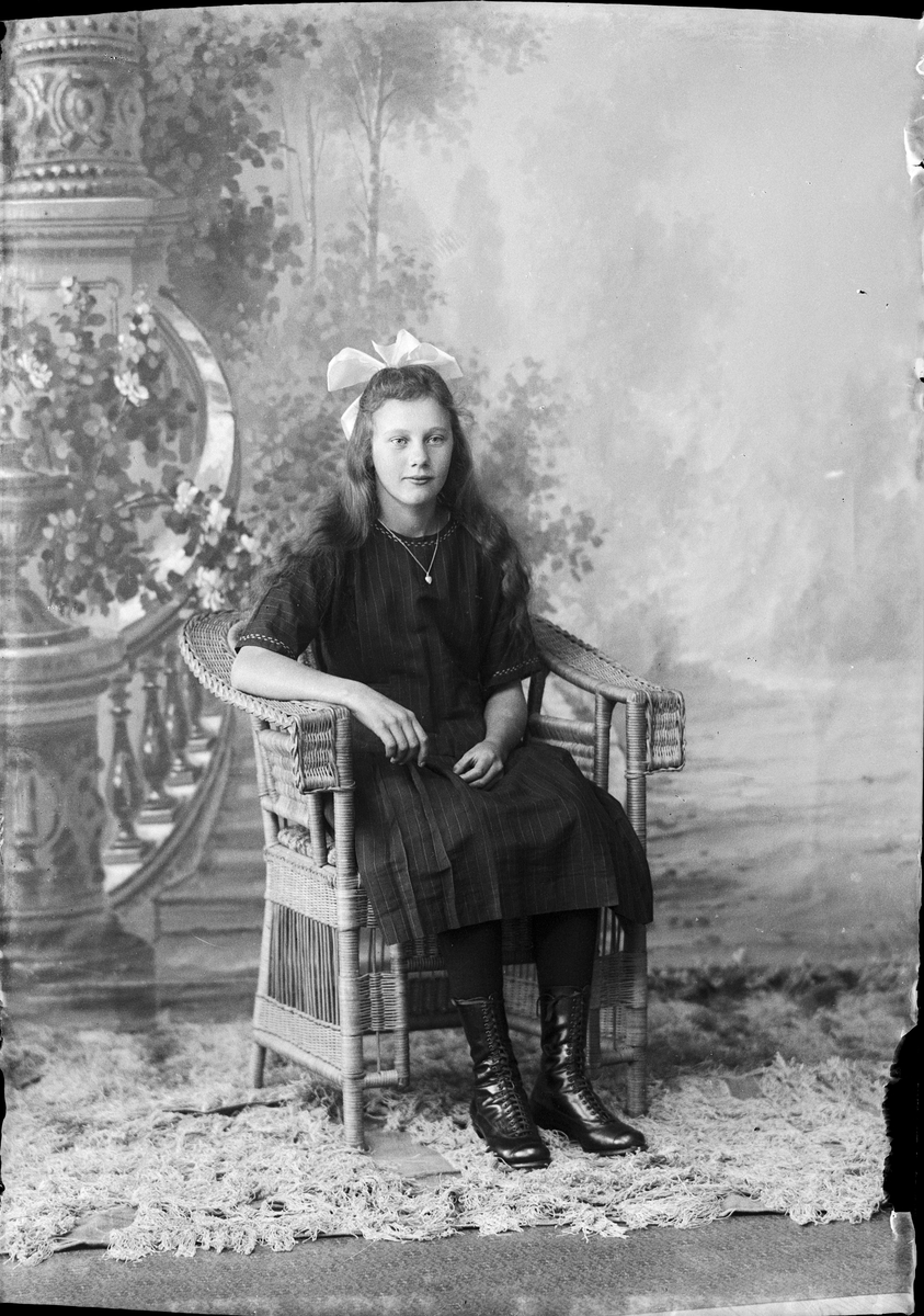 Skötsner-Edhlund, Ateljéporträtt - Milda Karlsson från Malsättra, Harg socken, Uppland 1923