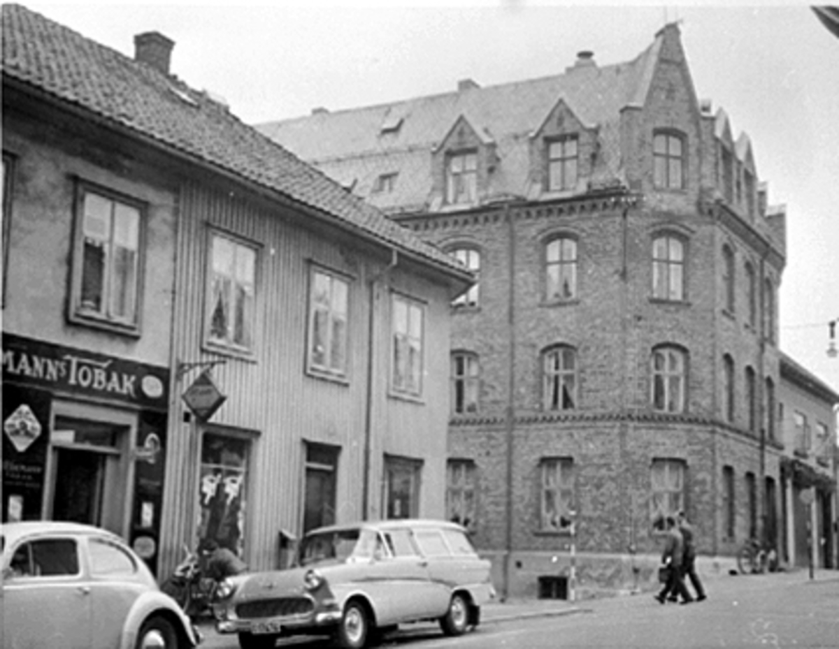 Anno Domkirkeodden, GRØNNEGATA 64 OG HAMAR BRANNSTASJON, BILER FRA VENSTRE: FOLKEVOGN, 1958-60 MODELL, OPEL REKORD CARAVAN STASJONSVOGN