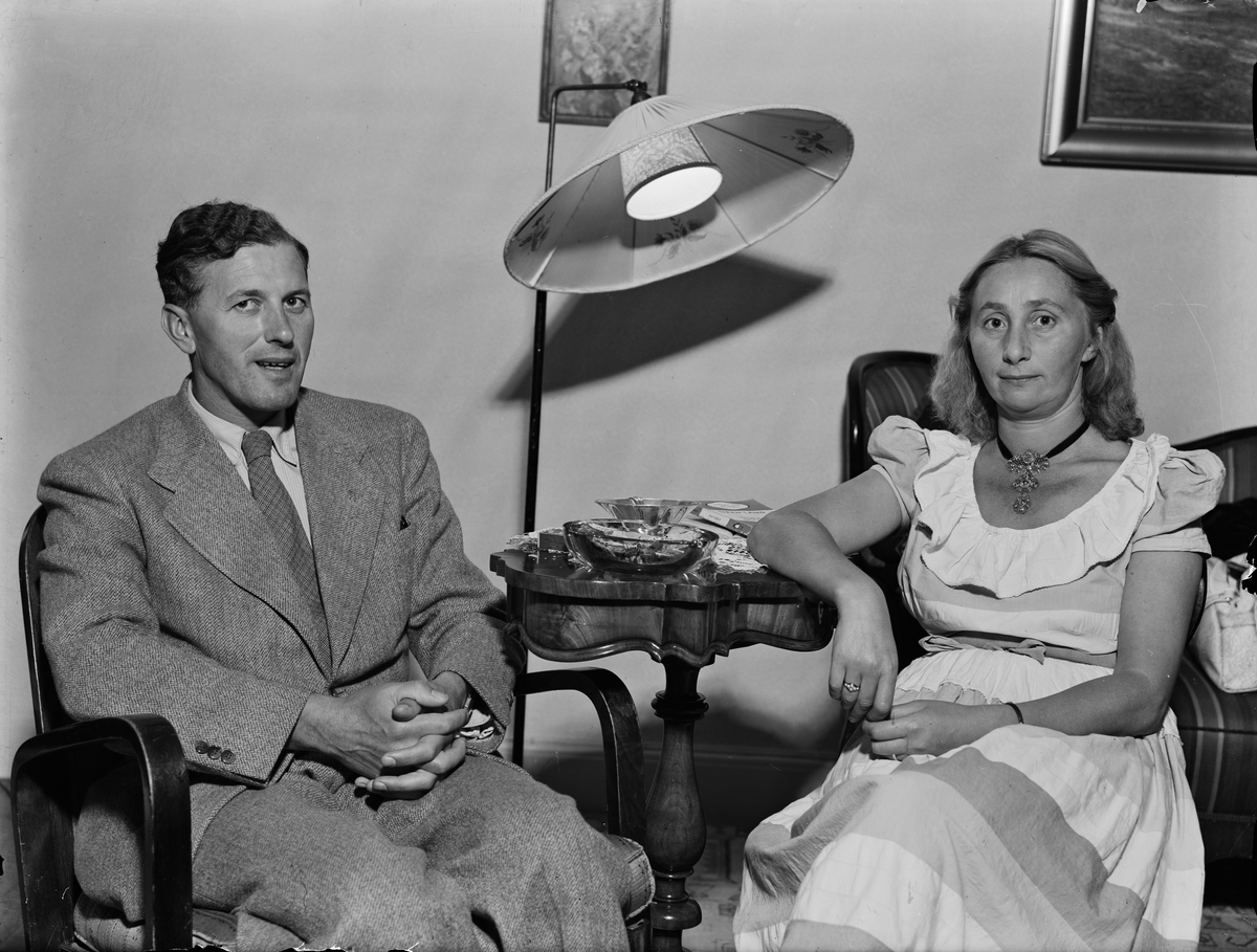 Paul Sandberg, "Sverige har bytt ansikte säger engelsk husmor" - professor L R Palmer och Elizabeth Palmer på besök i Uppsala 1948