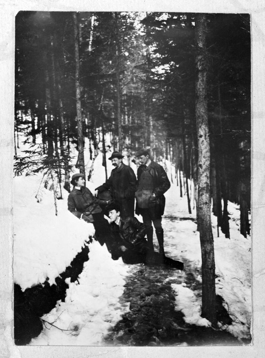 Anonym, Adolf und Lina Loos, Peter Altenberg und Oskar Kokoschka(?) im winterlichen Wald