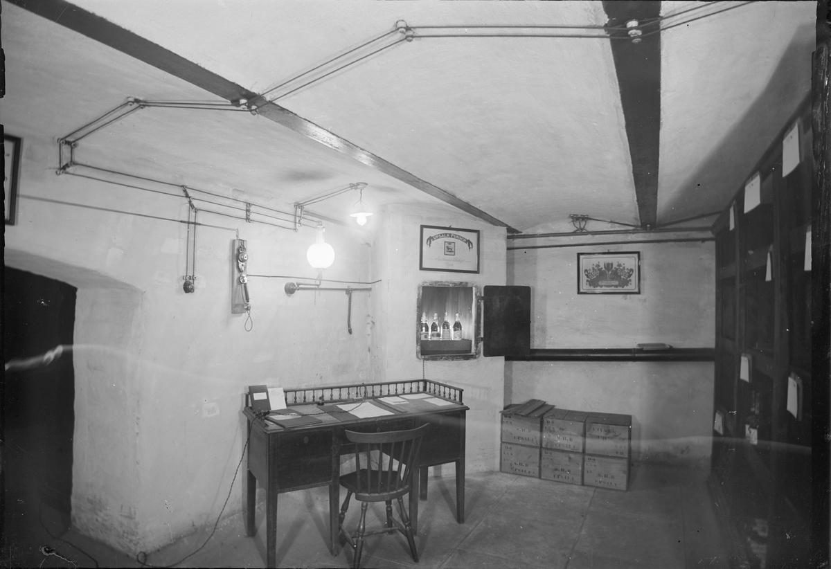 Henri Osti's Fotografiateliér, Lagerkällare med varuhiss till punschbutiken, Sprithandelsbolaget, Uppsala 1909