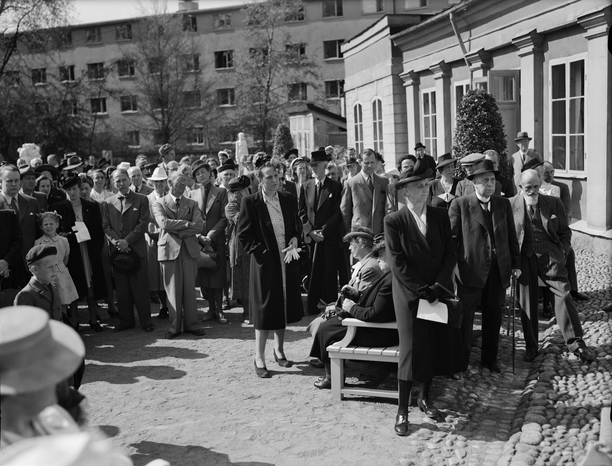 Paul Sandberg, "1,500 besökare såg skulptur första dagen" - besökare på vernissagen av Upplands Konstförenings skulpturutställning i Linnéträdgården, Uppsala maj 1947