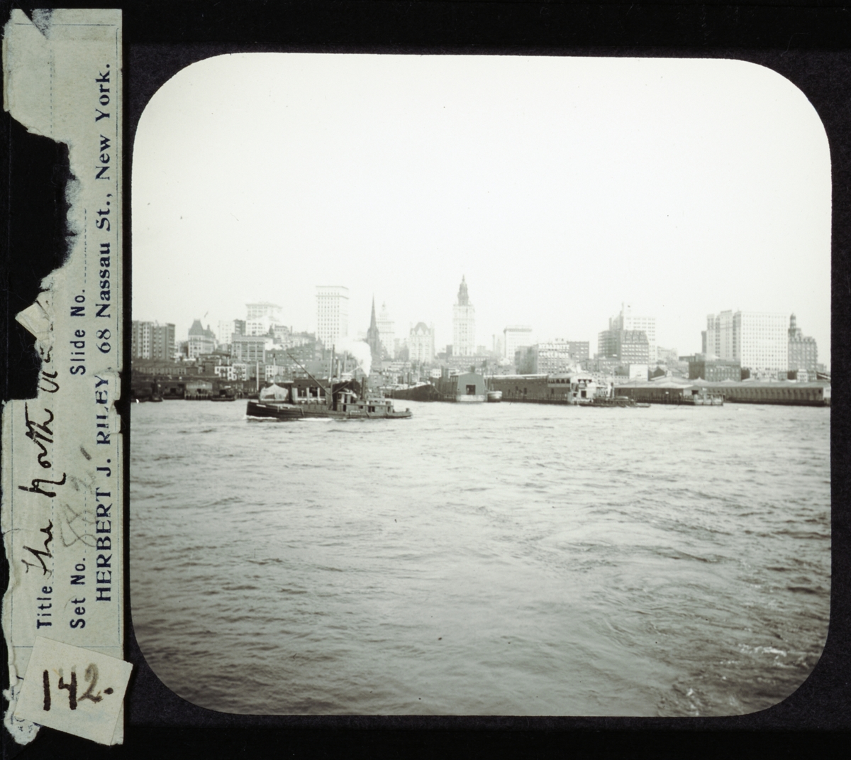 Herbert J. Riley, En av bilderna ur "Set No.882 - siffran är handskriven - föreställer New Yorks skyskrapor och hamnmagasin fotograferade från North River.