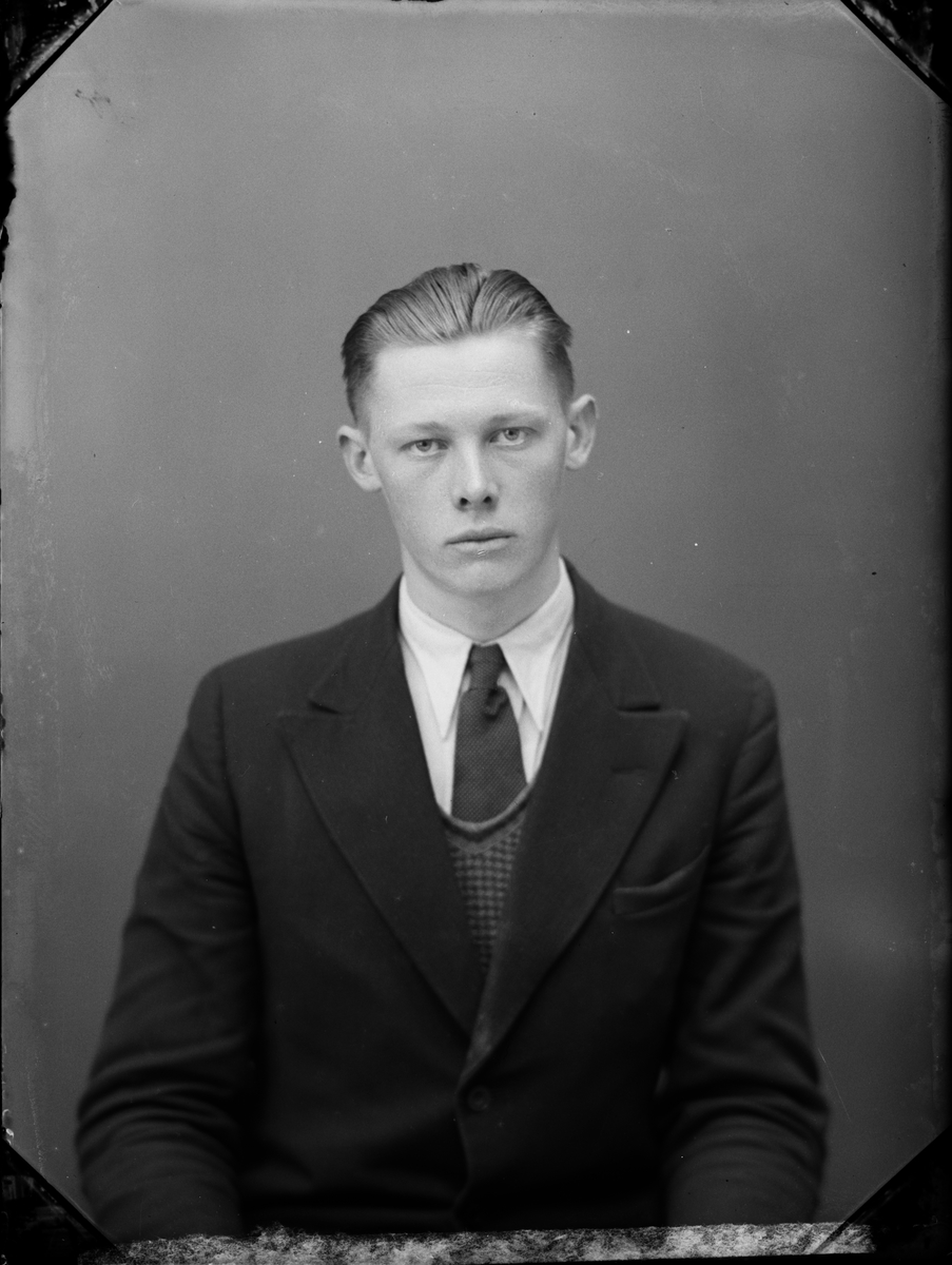 Skötsner-Edhlund, Ateljéporträtt - Ture Almlöv från Stockby, Harg socken, Uppland