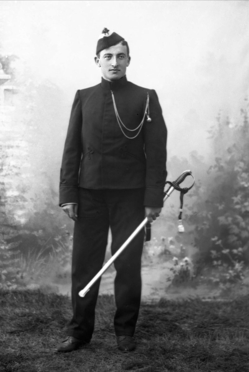 Gustav Borgen, Portrett, mann i uniform med sabel. Sersjant Herskedal.
