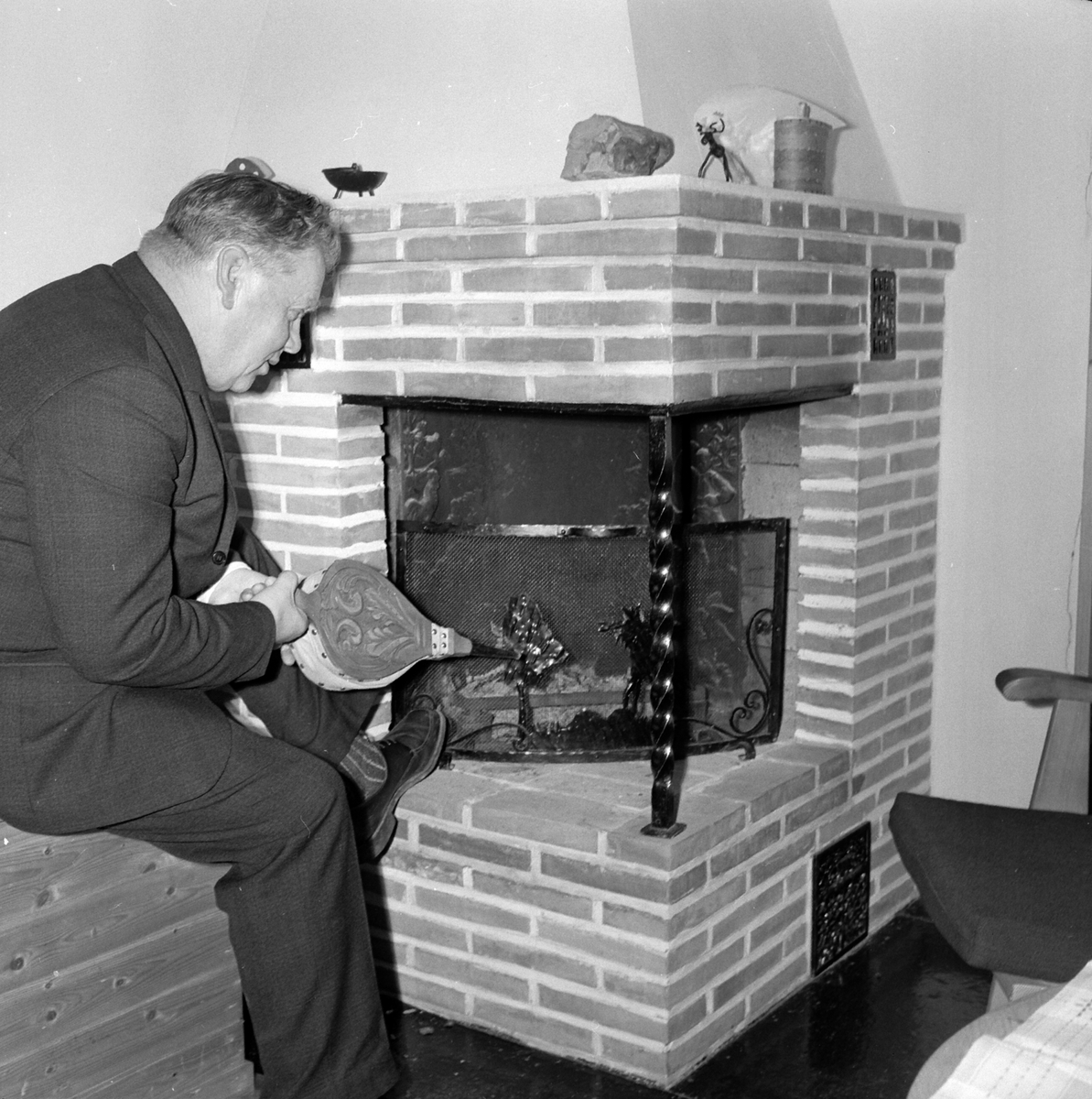 Adolf Skjegstad, Adolf Skjegstad ved peisen.