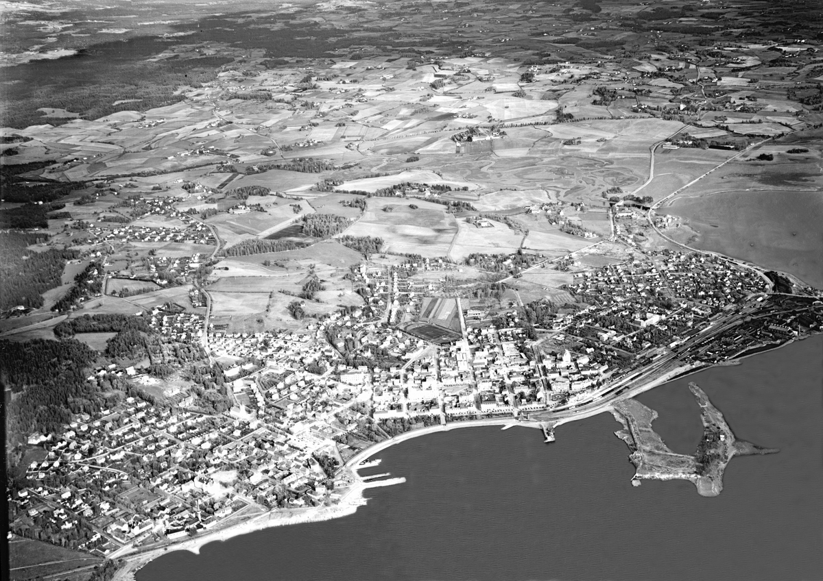 Widerøes Flyveselskap A/S, FLYFOTO OVER HAMAR MED VESTBYEN, SENTRUM, TJUVHOLMEN, BRISKEBYEN, DISEN MOT VANG