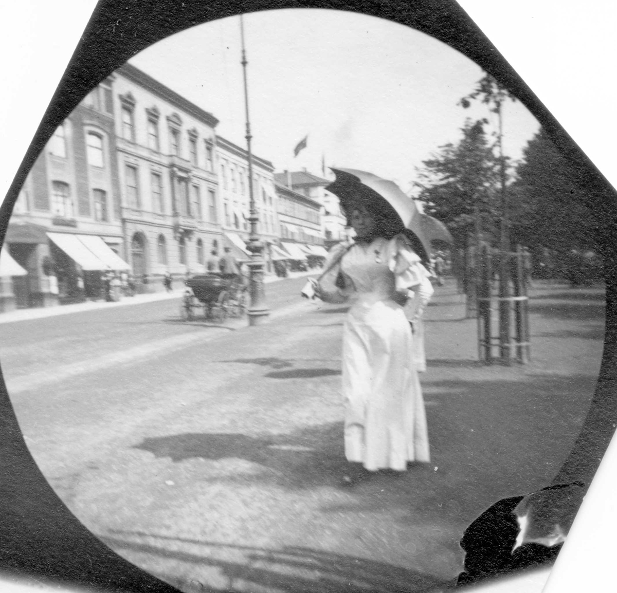 Fredrik Carl Mülertz Størmer, Fru Preuton spasere langs Karl Johans gate, Oslo. Hestevogn i gata.