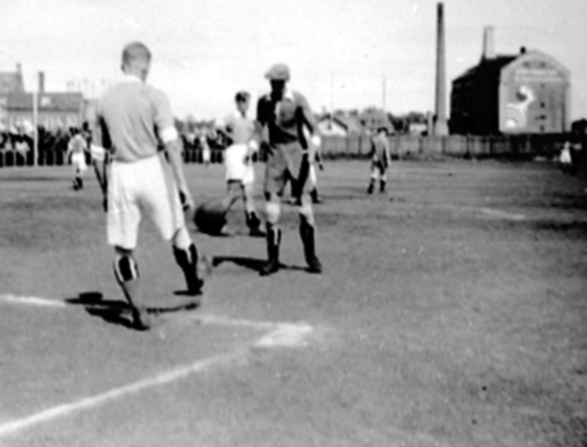Anno Domkirkeodden, FOTBALLKAMP, HAMAR A. I. L. , M. STRANDLIE, G. PEDERSEN SPILLERKampen gikk i Trondheim. Martin Strandlie vippet fra 5 metern til Gunvald Pedersen.