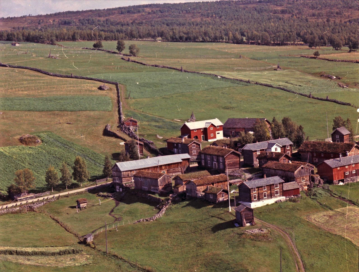 Widerøes Flyveselskap A/S, Gårdsbruk (Østgård Nedre).