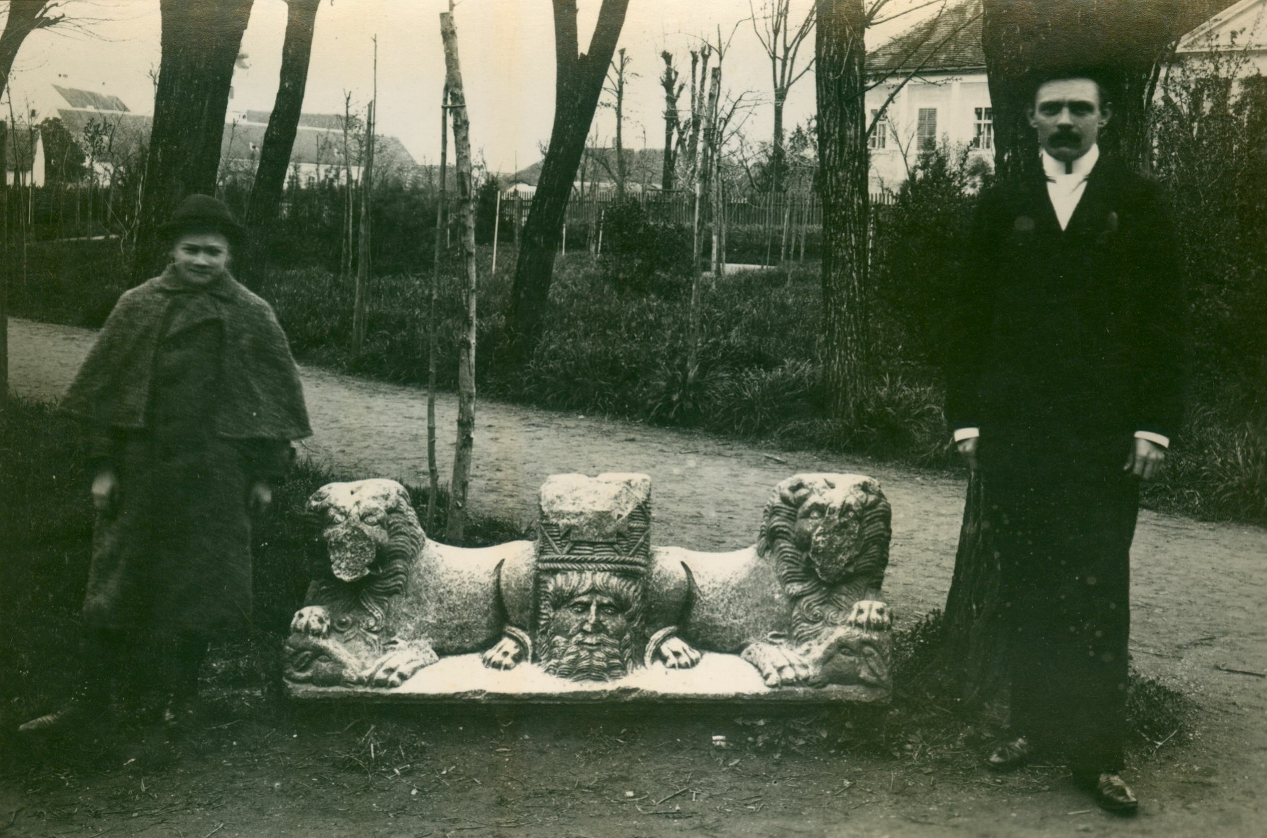 Josip Brunšmid, Mitrovica - antički spomenik: lavovi (sada u lapidariju Gradskog muzeja)