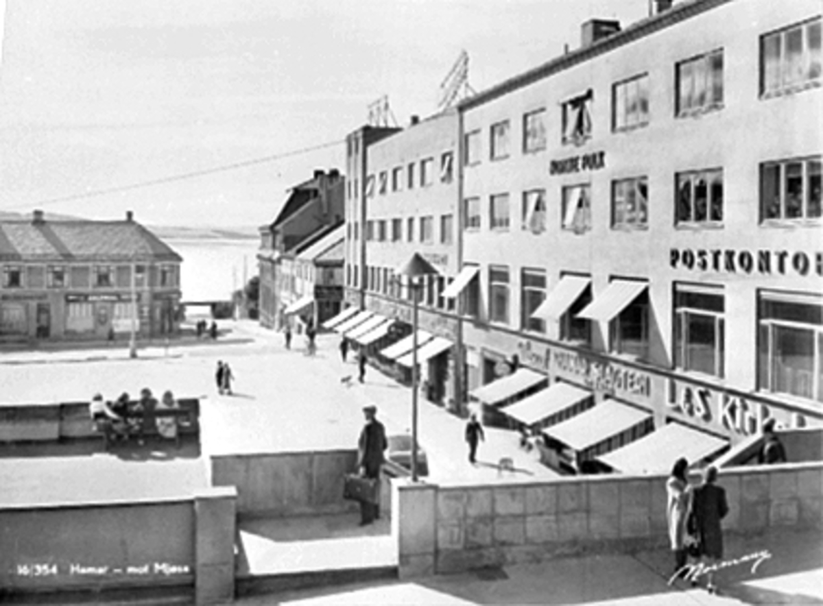 Anno Domkirkeodden, UTSIKT FRA RUTEBILTAKET OG ØSTRE TORG, FOLK, BENK, POSTHUSGÅRDEN.