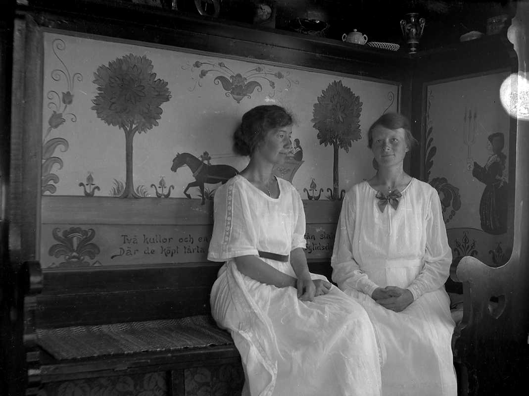 Anna Wilhelmina Hedström, Interiör, två kvinnor. Dalarna.