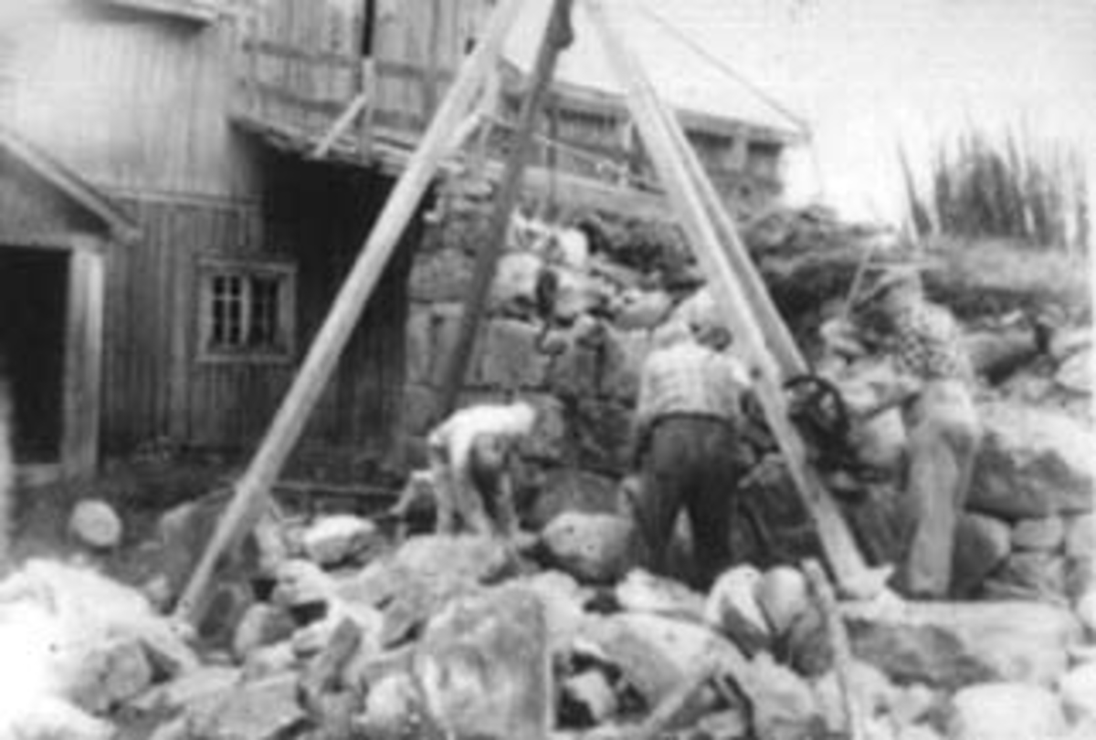 Anno Domkirkeodden, STORMOEN, RESTAURERING AV LÅVEBRUA, STEINBRYTER, 3 MEN ARBEIDER FRA VENSTRE: JØRGEN PEDERSEN, OSKAR LYSTAD OG ANTON PEDERSEN