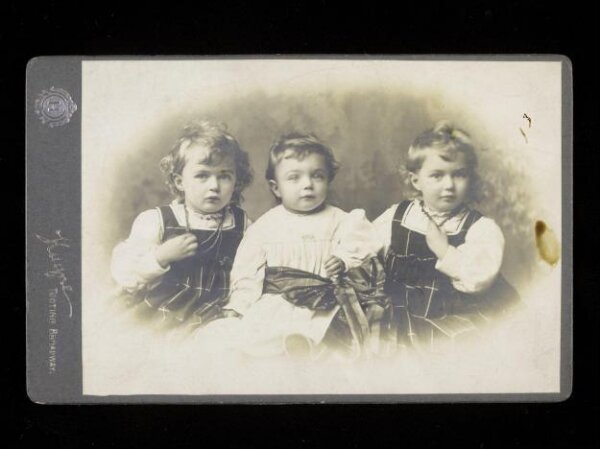 Unknown, Portrait of three children. Cabinet card.