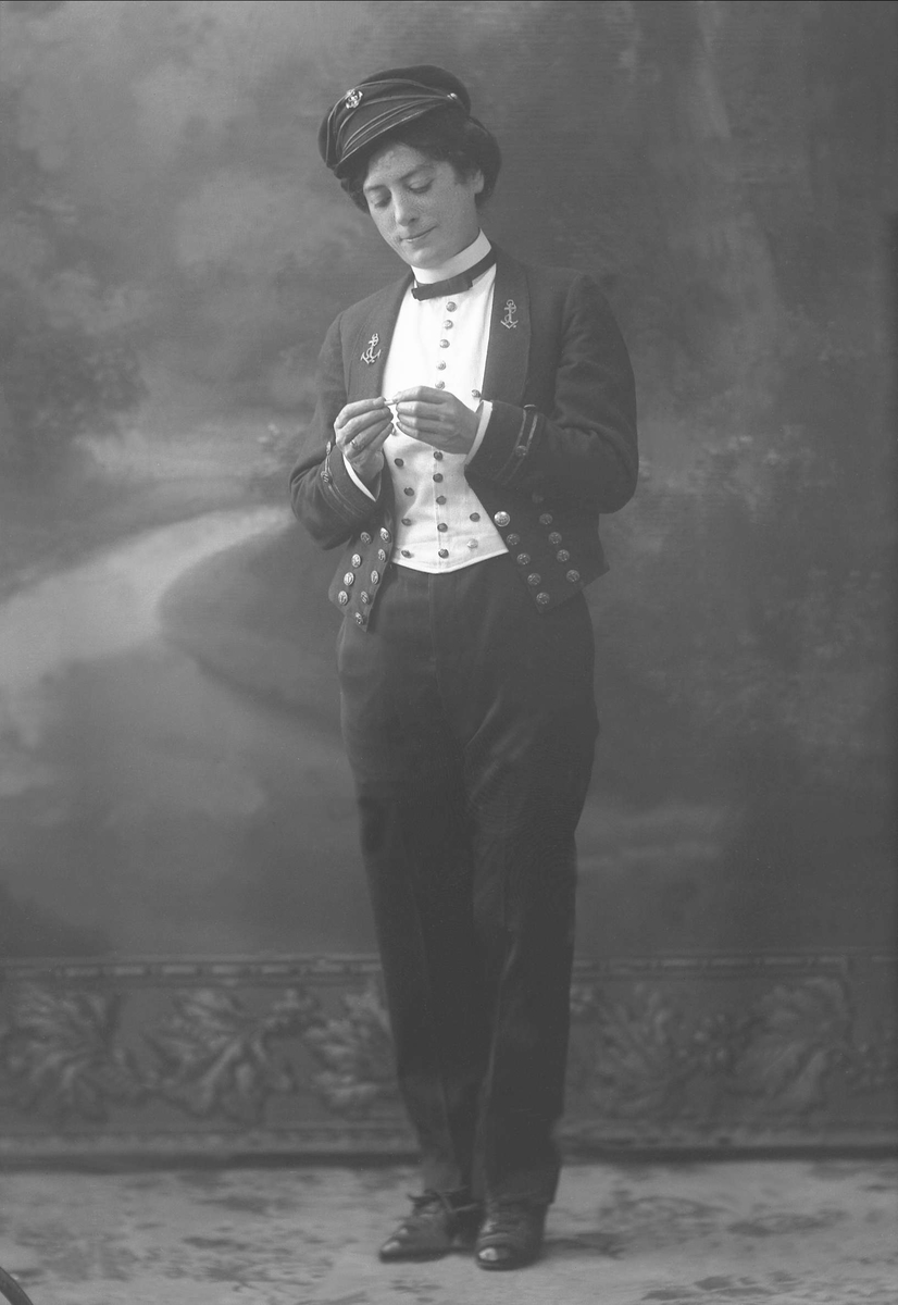 Gustav Borgen, Portrett, kvinne i marineuniform. Violet Jesset.