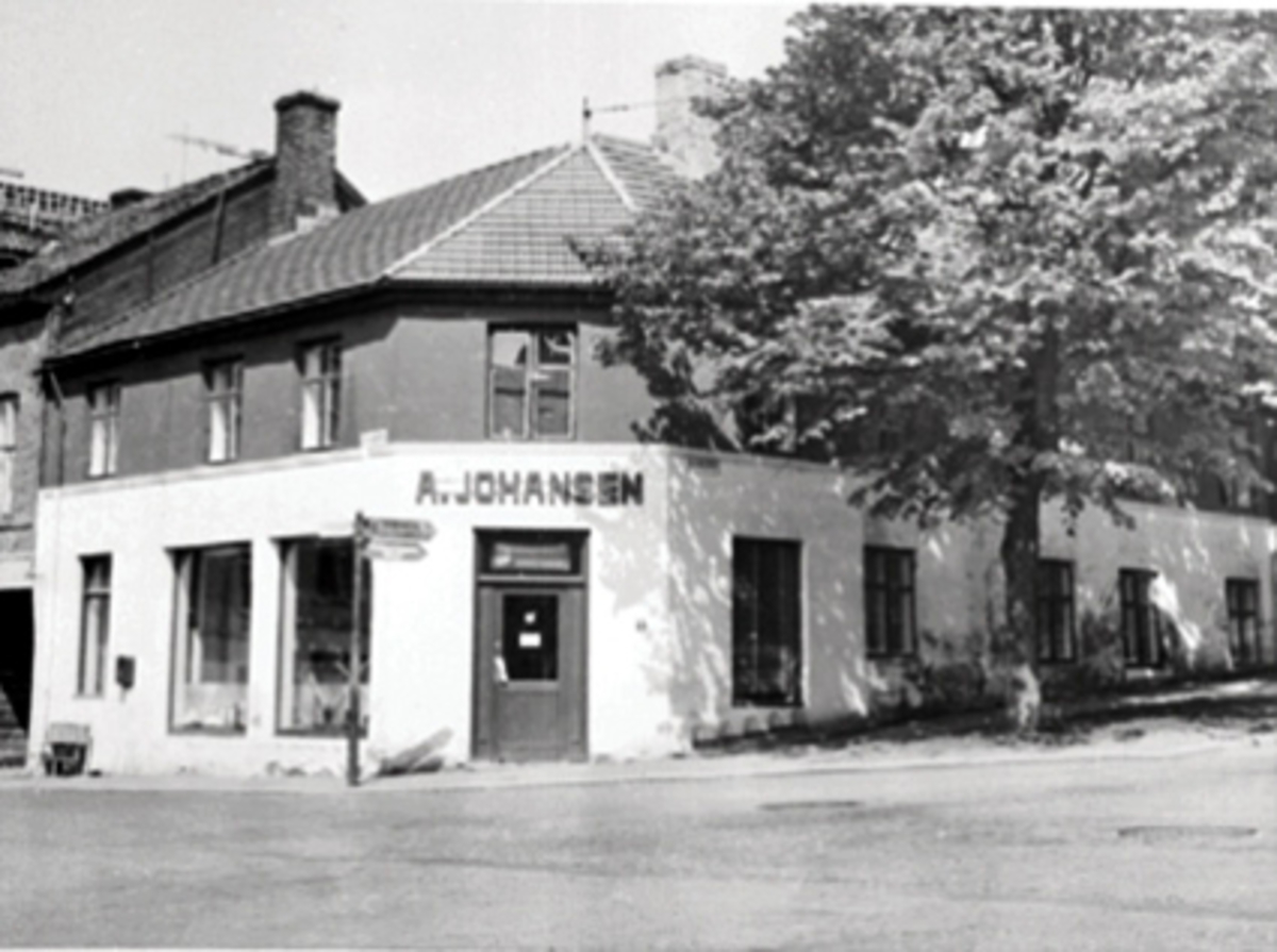 Anno Domkirkeodden, EKSTERIØR TORGGATA 91 JØNSRUDGÅRDEN, A. JOHANSENS JERNVAREFORRETNING. Revet i 1962