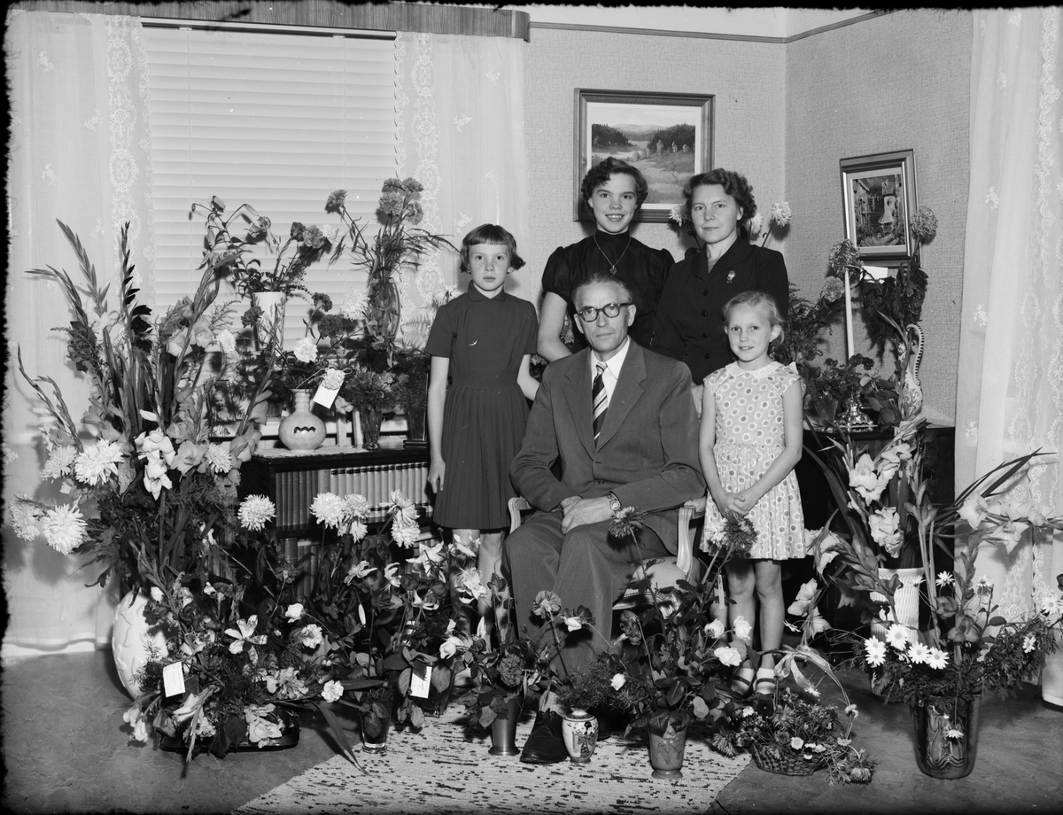 Skötsner-Edhlund, Family surrounded by flowers in a home environment, Östhammar, Uppland