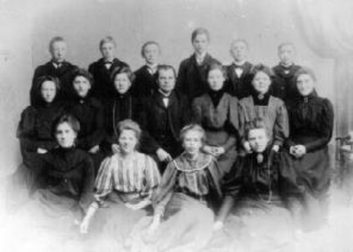 Anno Domkirkeodden, Nes Blandede sangkor. Første rad fra venstre er ukjent, Louise Nerlien, Anna Hoelstad, ukjent. Andre rad fra venstre er ukjent, Bertha Elida Enger (født Sandaker), ukjent, lærer Reitan, ukjent, ukjent, Margit Duenger.