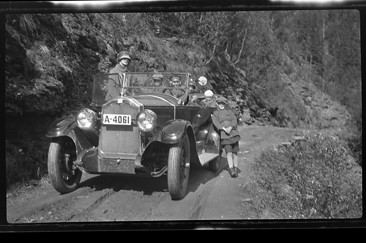 Rolf Sr. Sundt, Hilda Sundt, ant. Einar Aubert Hansen, Rolf Sundt jr. ant. Betsy Aubert Hansen, ant. Anne Lise Hansen og Julius Sundt sitter i Rolf Sundt sr.'s Buick. Fotografert 1926.