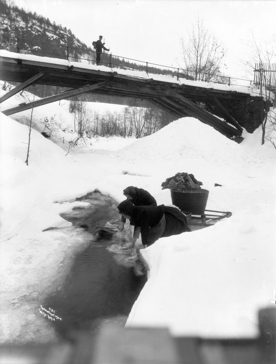 Anders Beer Wilse, Prot: Vaskning paa landet Skylling i elven vinterdag Prot: 3/3 1903