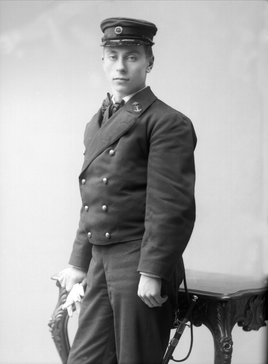 Gustav Borgen, Portrett, mann i kadettuniform fra sjøkrigsskolen.