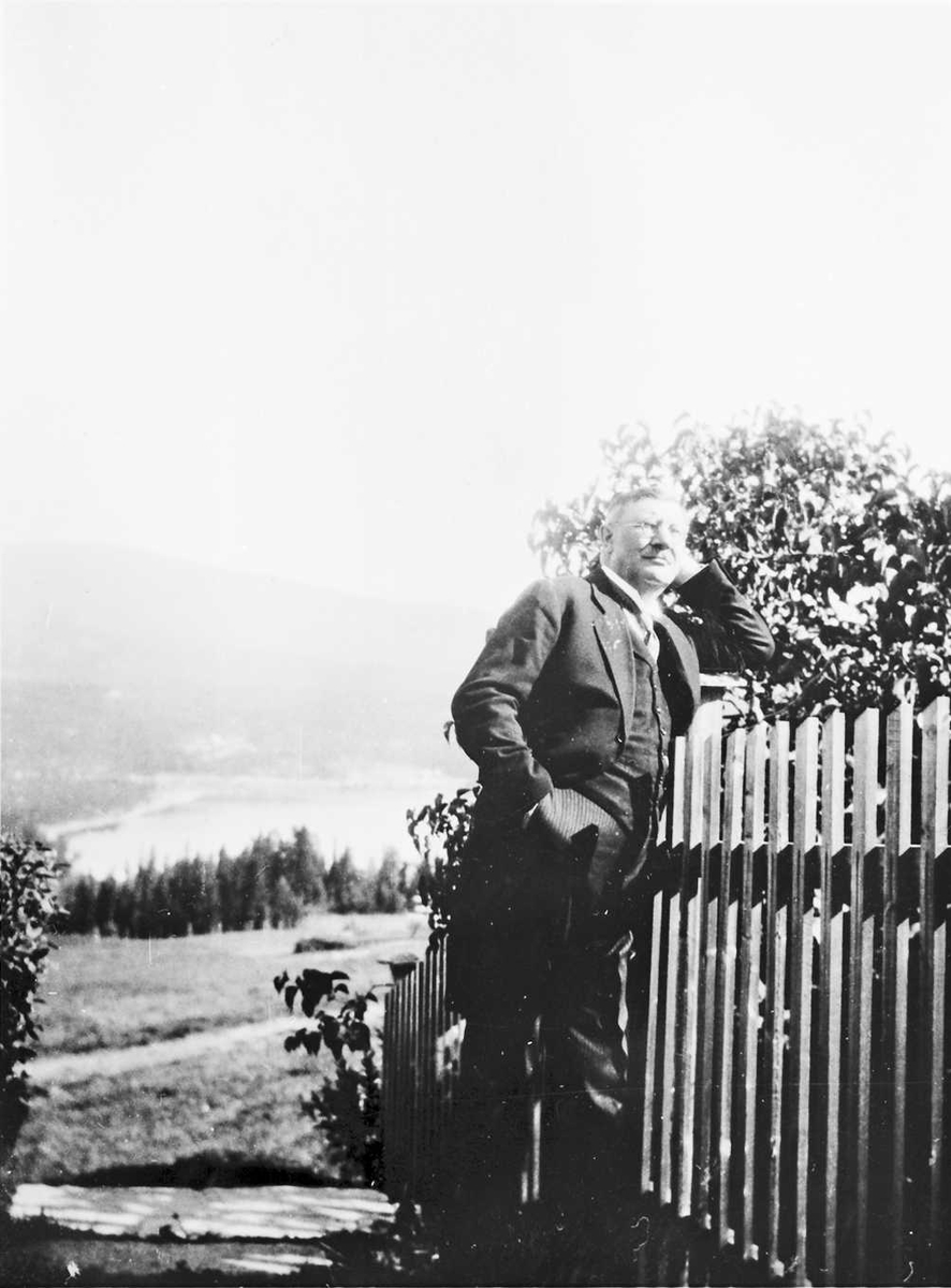 Rachel Haarseth, Mann, klær, gjerde, naturforhold. Elias C. Kiær på Ås i Ytre Rendal.
