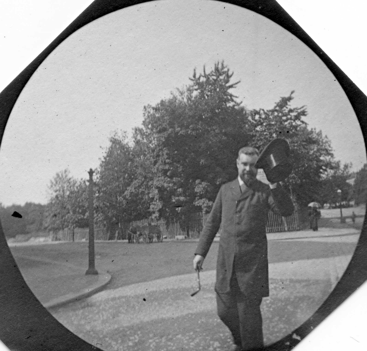 Fredrik Carl Mülertz Størmer, Observator (?) Schröeter spaserer i gate, ant. Oslo. Hestevogn ved gjerde i bakgrunnen.