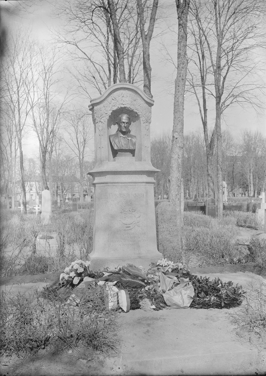 Henri Osti's Fotografiateliér, Pontus Wikners grav, Uppsala gamla kyrkogård, Uppsala före 1914