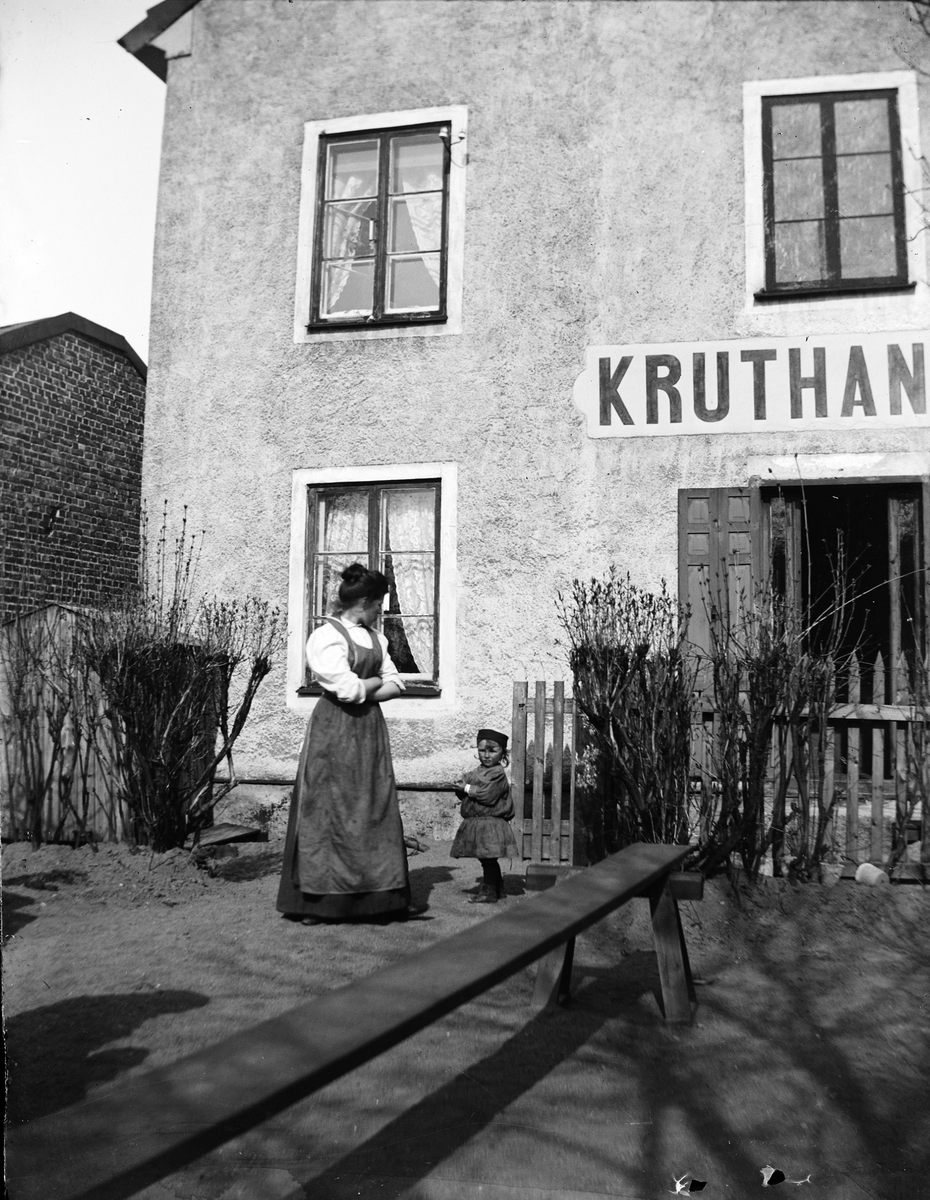 Carl Liljefors, Anna and Ivar Liljefors off Liljefors kruthandel, Edda neighborhood, Svartoch den 37, Uppsala 1900 - 1901