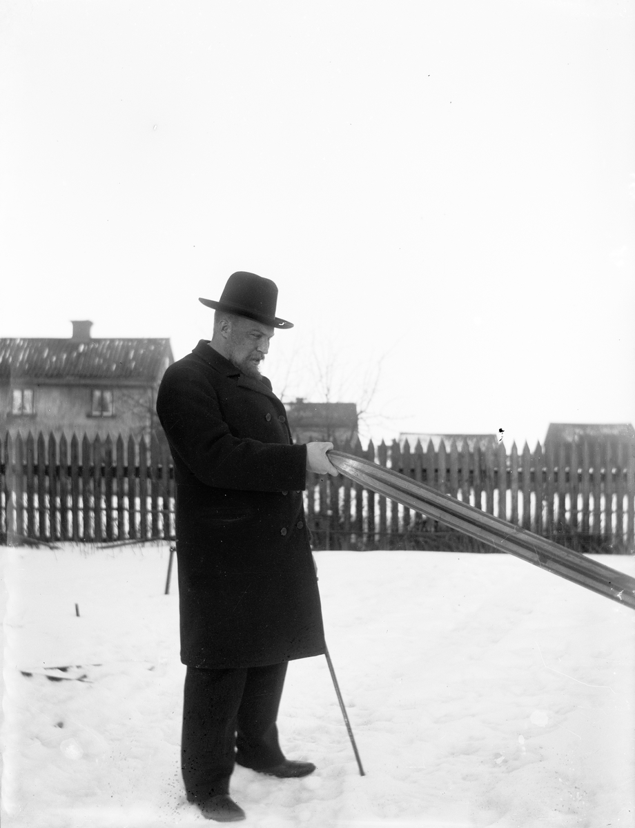 Carl Liljefors, Man med skida, kvarteret Edda, Svartbäcksgatan, Uppsala