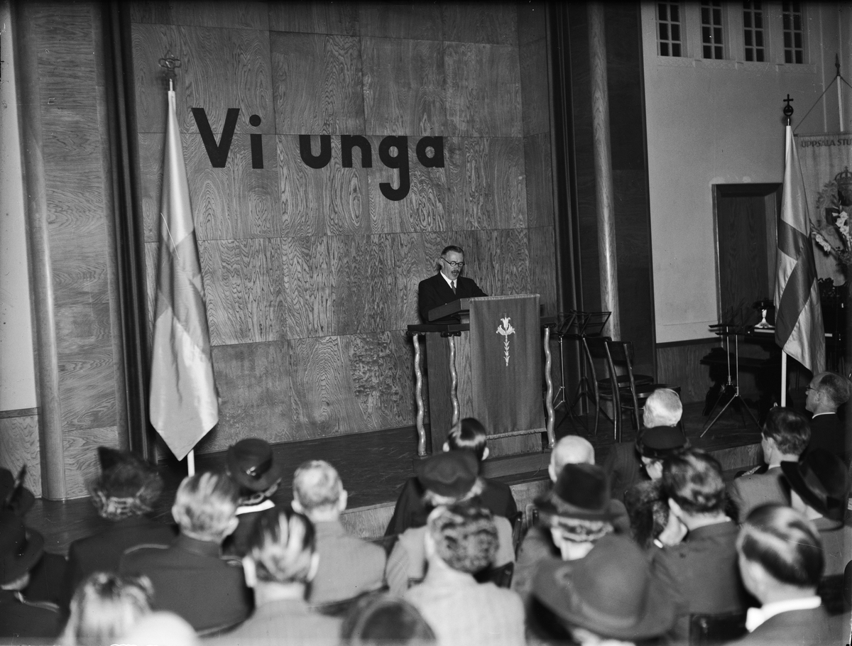 Paul Sandberg, The Landshövding Sigfrid Linnér speaking at the inauguration of the exhibition We Young in the Corner Hall of KFUM