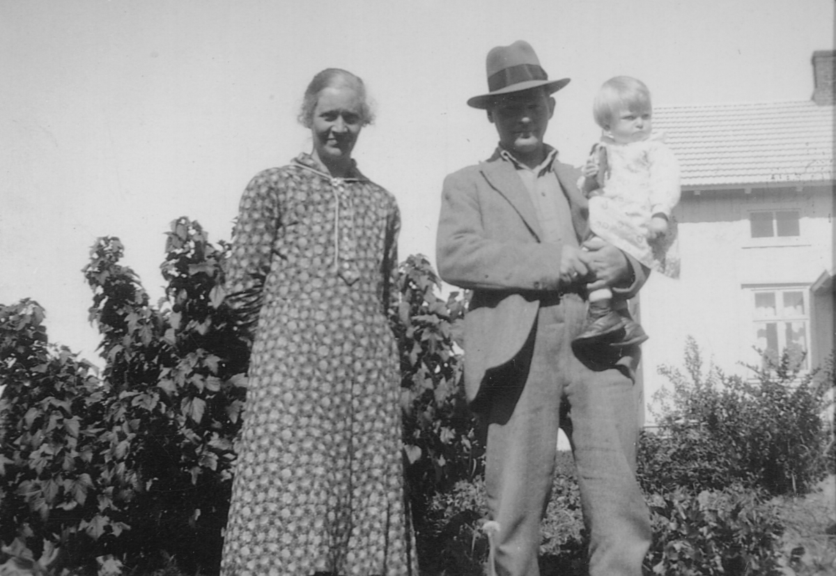 Ukjent, Olione Johansddatter f. Elvsrud 1898-1963 og Martin Andreassen Skaalerud 1896-1965 med datter Paula Skaalerud f. 1931. Familien bodde 10 år i Østerhaug før familien flyttet til Elvsrud, unna Slemsrud i 1937.