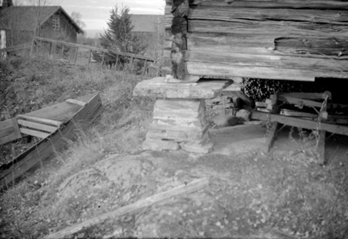Toralv Bleken-Nilssen, KOLSET, LØTEN, STABBUR, DETALJ, STEINFUNDAMENT, GNR. 230, 1946.