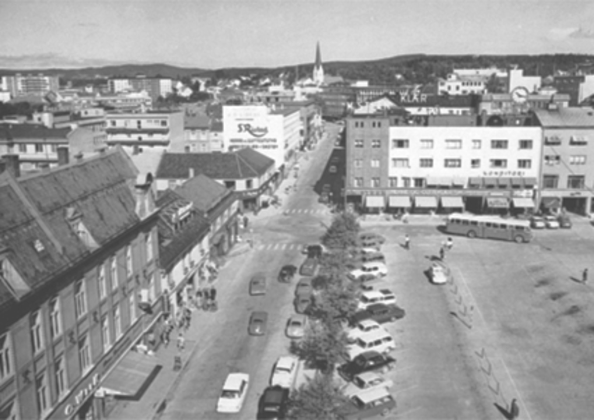 Anno Domkirkeodden, UTSIKT OVER TORGGATA. ØSTRE TORG, BILER, BUSS, FOLKELIV