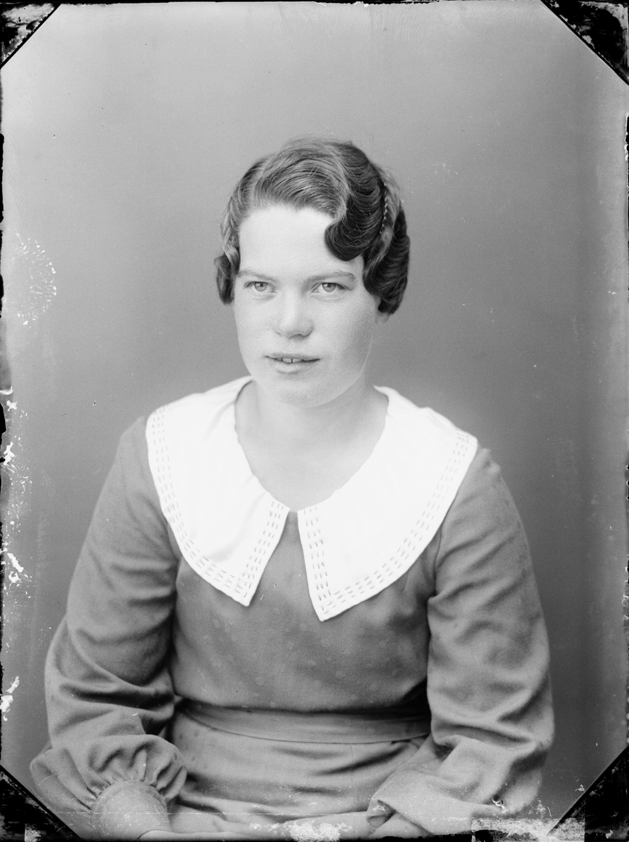Skötsner-Edhlund, Ateljèporträtt - Signe Johansson från Gunbyle, Hökhuvud socken, Uppland 1936