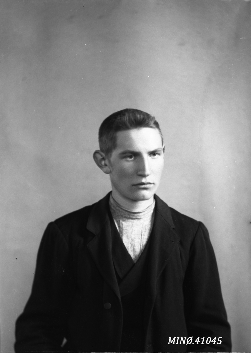 Oscar Holte, Portrett av ung mann - Konrad Hansen