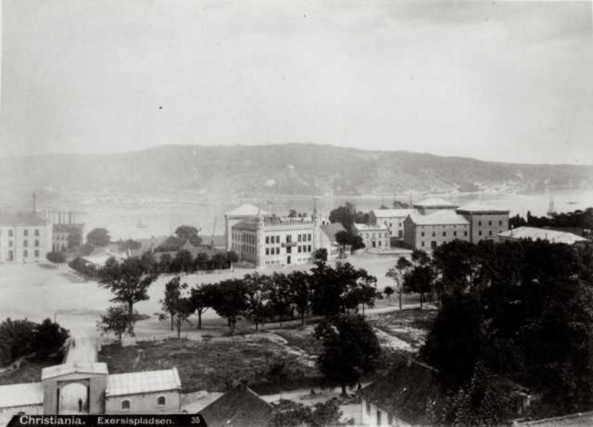 Axel Lindahl, Akershus slott og festning, Oslo ant. ca. 1885-90. Eksersisplassen mot fjorden.