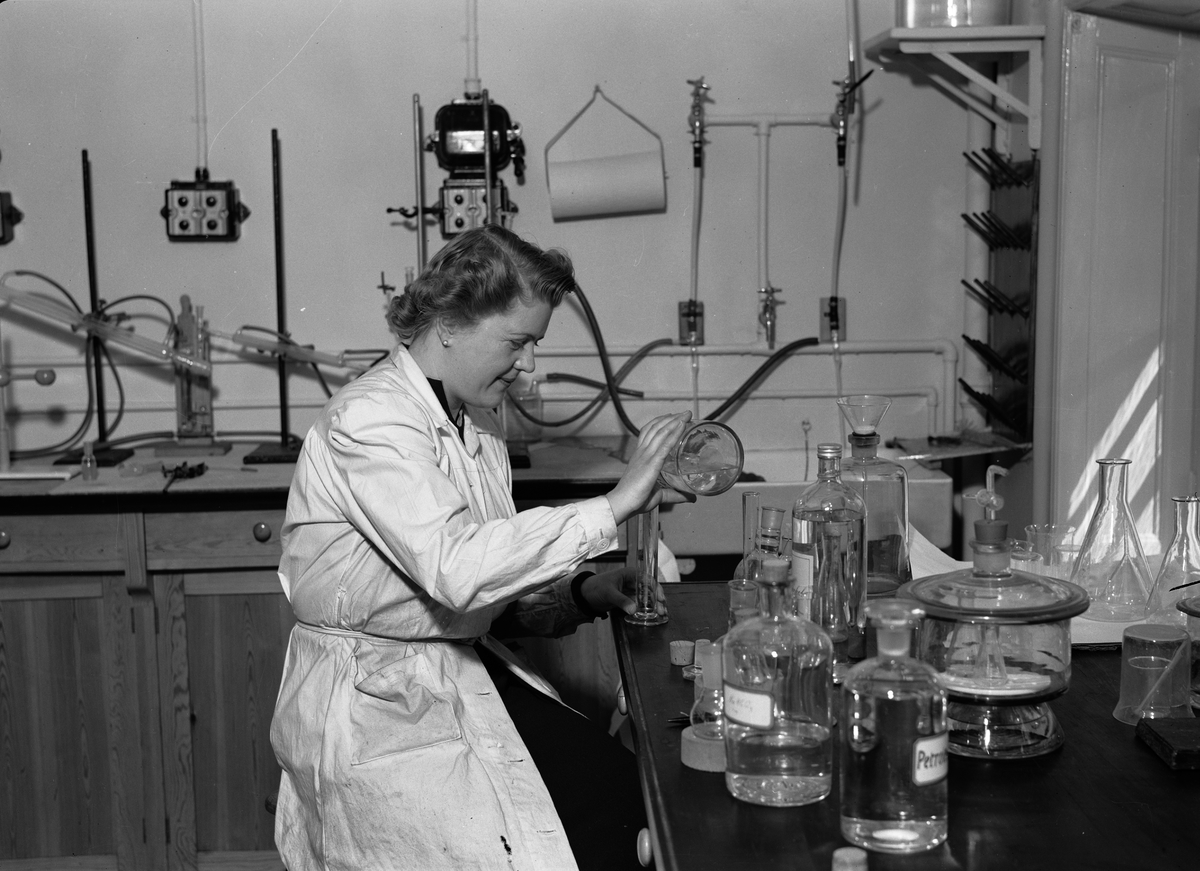 Paul Sandberg, "Hattsvampar och lönnblad levererar nya antibiotica. Intressanta forskningar på institutionen för fysiologisk botanik", Uppsala maj 1947