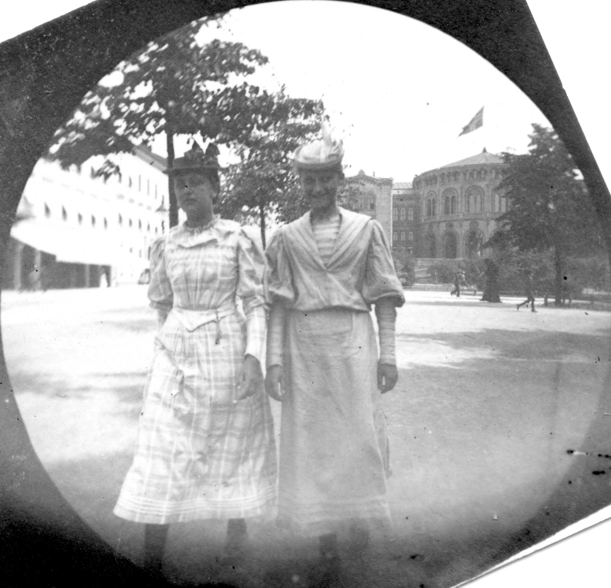 Fredrik Carl Mülertz Størmer, To kvinner spaserer langs Karl Johans gate, Oslo, med Stortinget bak.