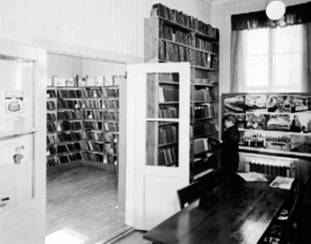 Anno Domkirkeodden, HAMAR FOLKEBIBLIOTEK, UTLÅNSAVDELINGEN, BOKUTLÅN, BOKHYLLER, BARNEAVDELING