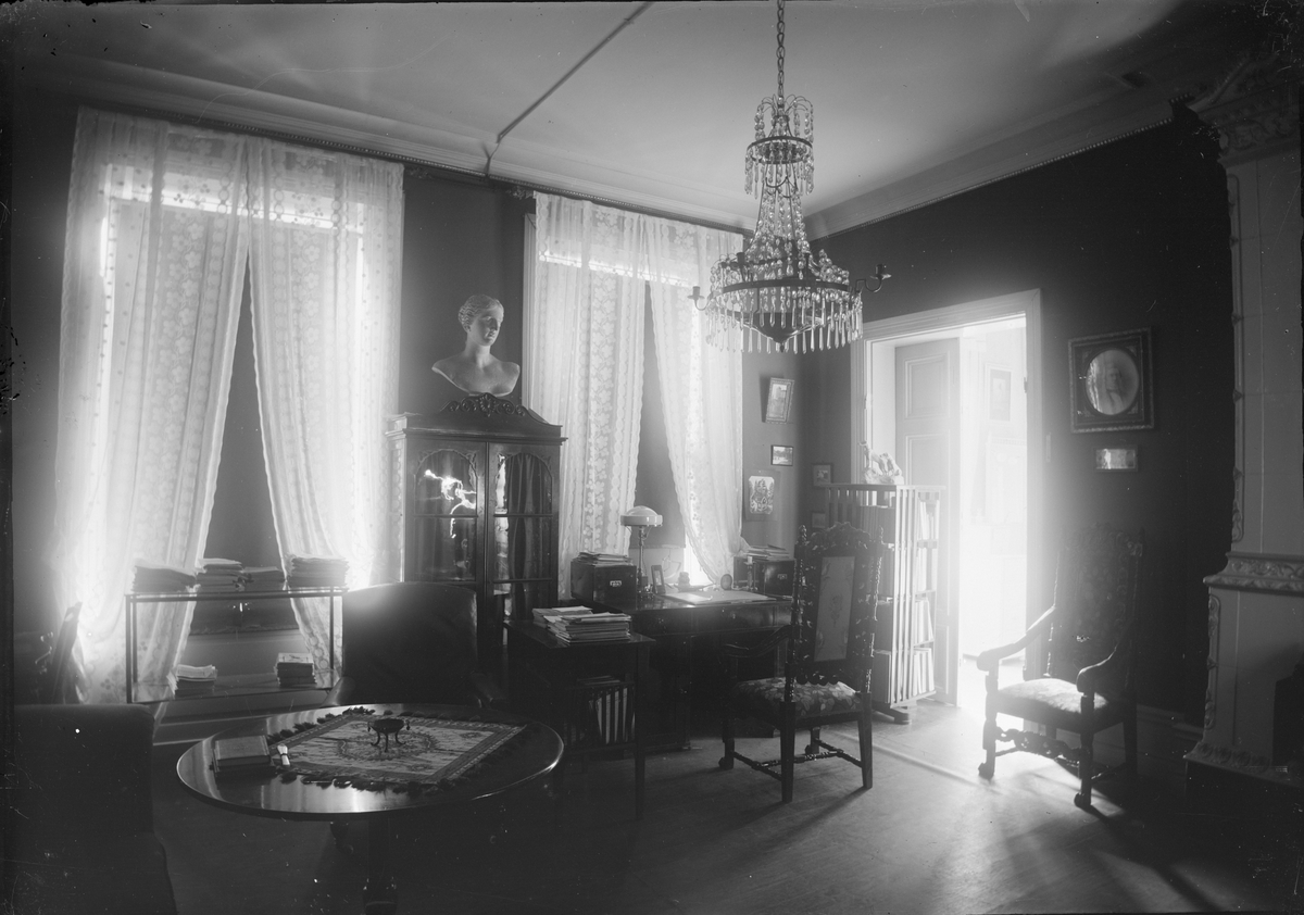 Henri Osti's Fotografiateliér, Professor Ragnar Fribergs hem, herrummet, Östra Ågatan 27, Uppsala, sannolikt 1919