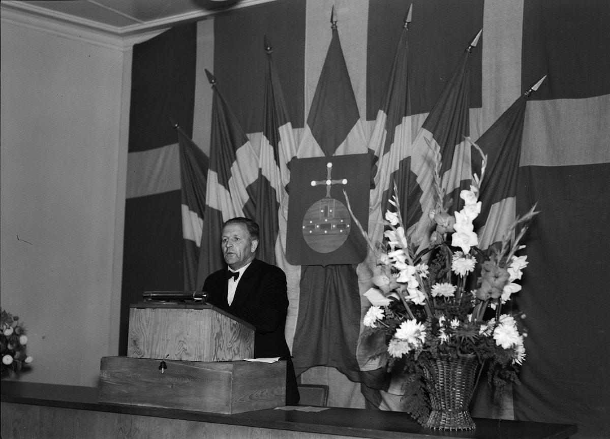 Paul Sandberg, Uppsala läns landstings ordförande Arthur Erik Elmroth talar vid Jälla Lantbruksskolas 50-årsjubileum