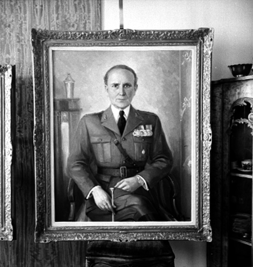 Knut Borg, Tavla, oljemålning. Motiv: sittande man, i uniform. Kapten Oscar J. Eriksson