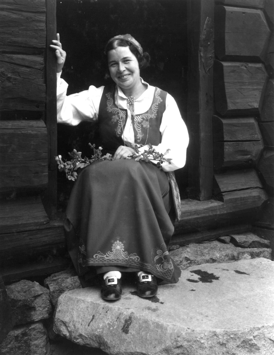 Anders Beer Wilse, Kvinnedrakt, Akershus